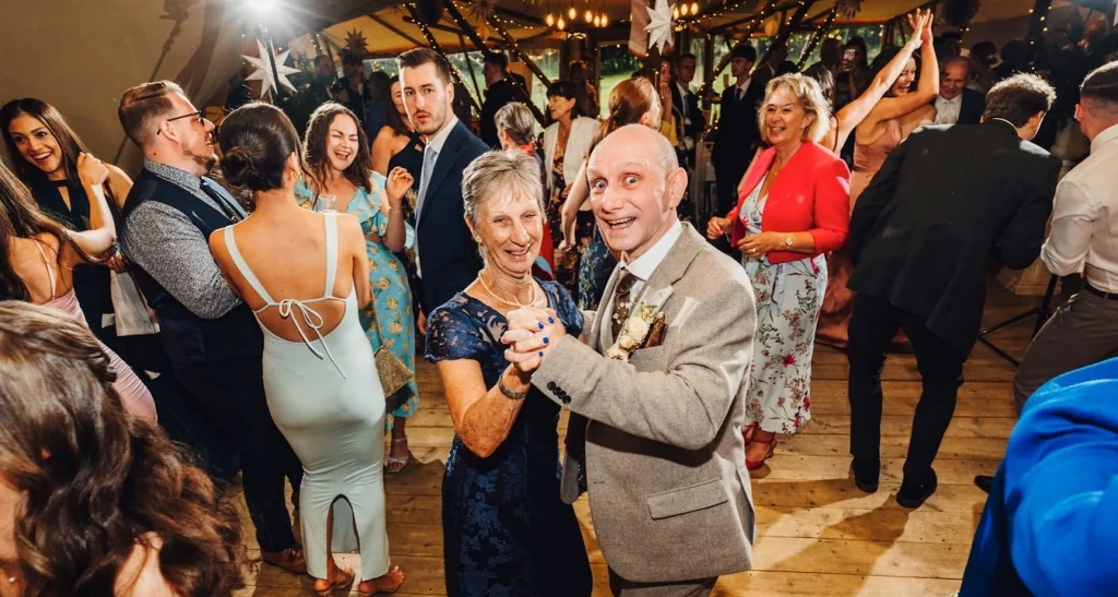 Alt und Jung tanzen auf der Hochzeit auf Gut Lamplstätt