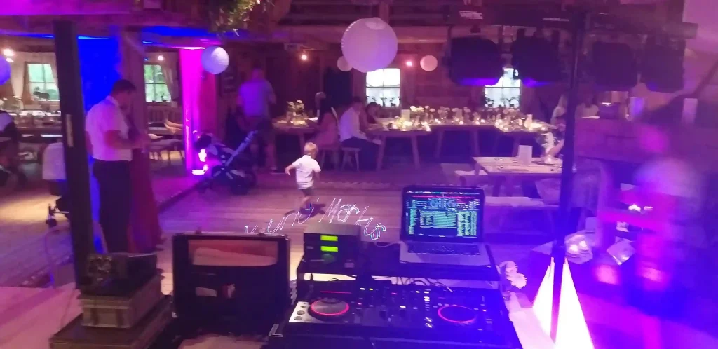 Die gesamte Licht- und Tontechnik bringt Dj Dany mit auf die Hochzeit