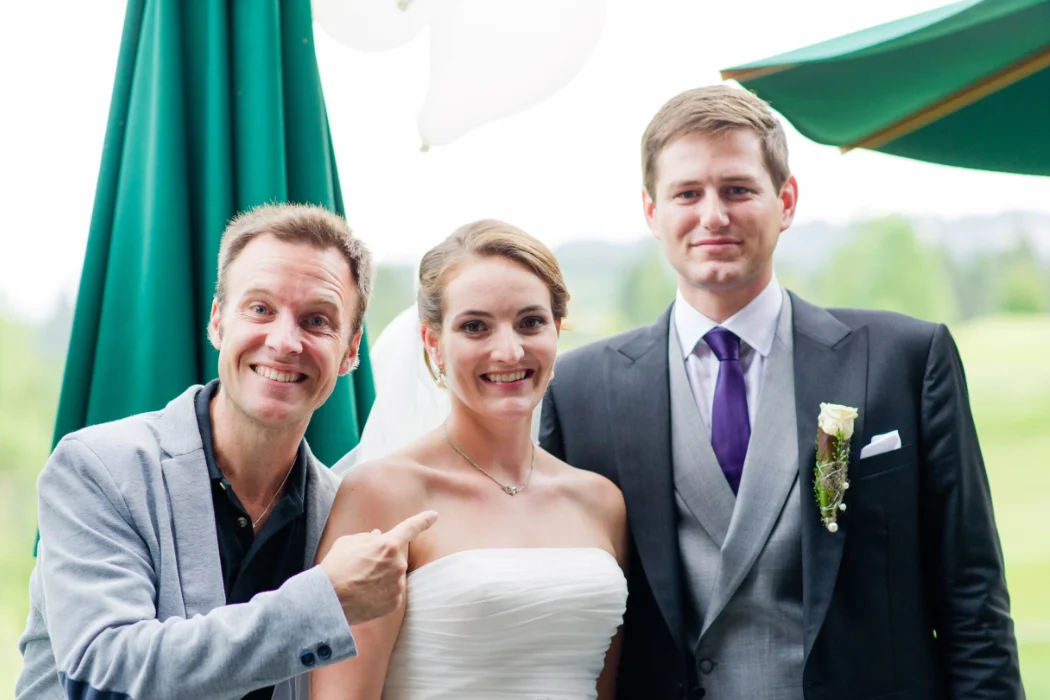 DJ Dany mit einem Brautpaar bei einer Hochzeit im Allgäu