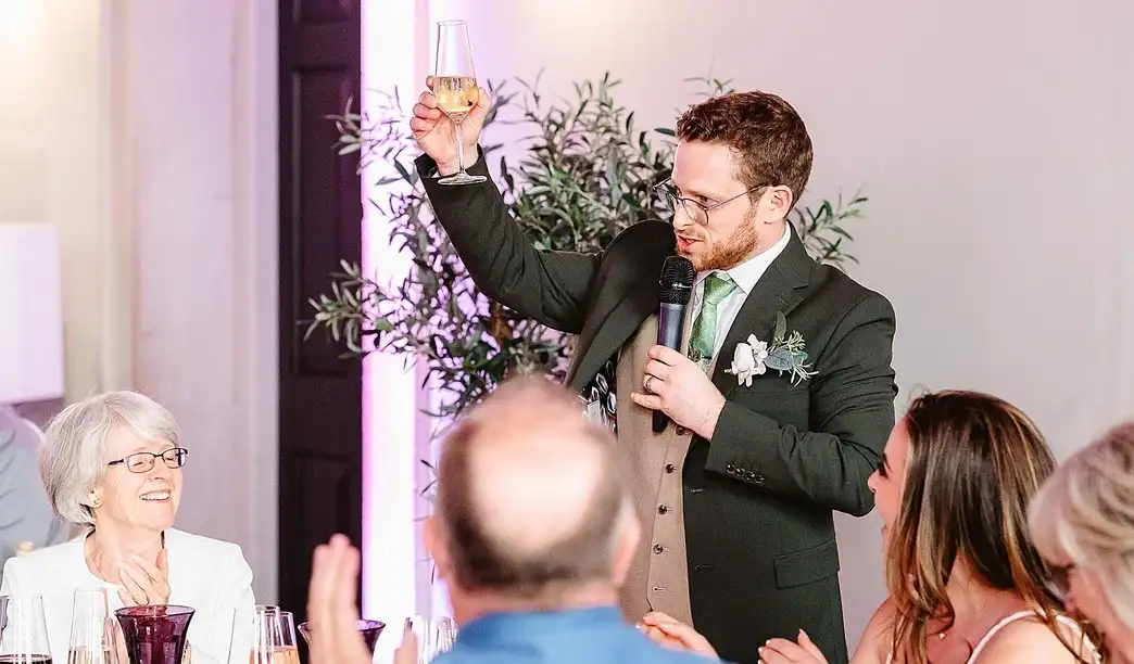 Trauzeuge hält seine Rede auf der Hochzeit in Adelshofen