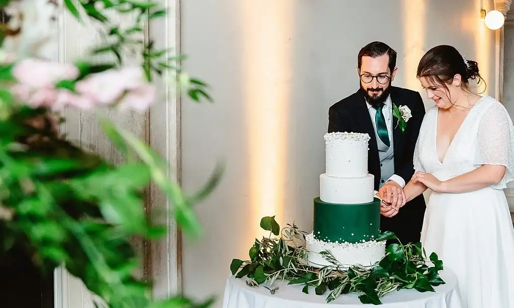 Die Hochzeitstorte wird angeschnitten