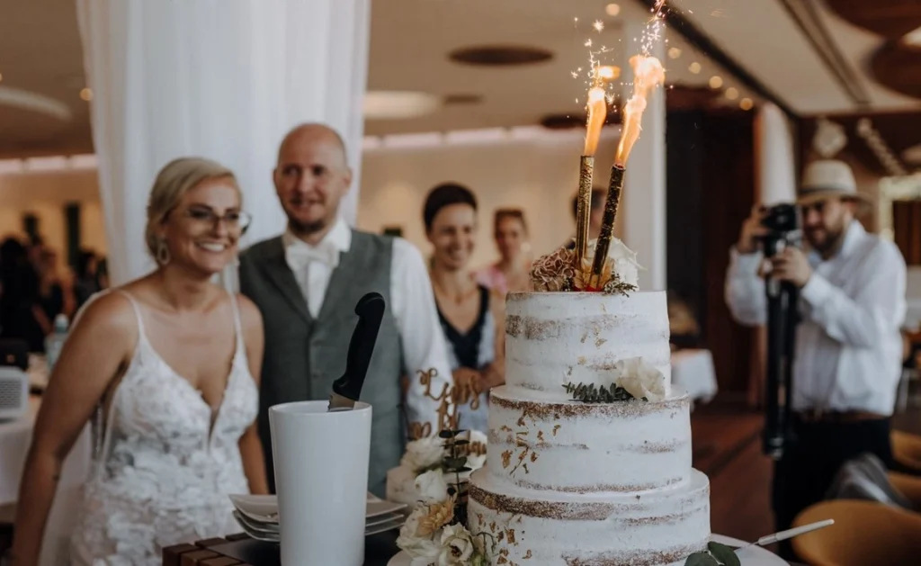 Brautpaar schneidet Hochzeitstorte im Sallers Badehaus an