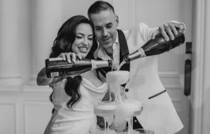 Brautpaar auf der Hochzeit bei der Sektpyramide im Schlosshotel Wasserburg