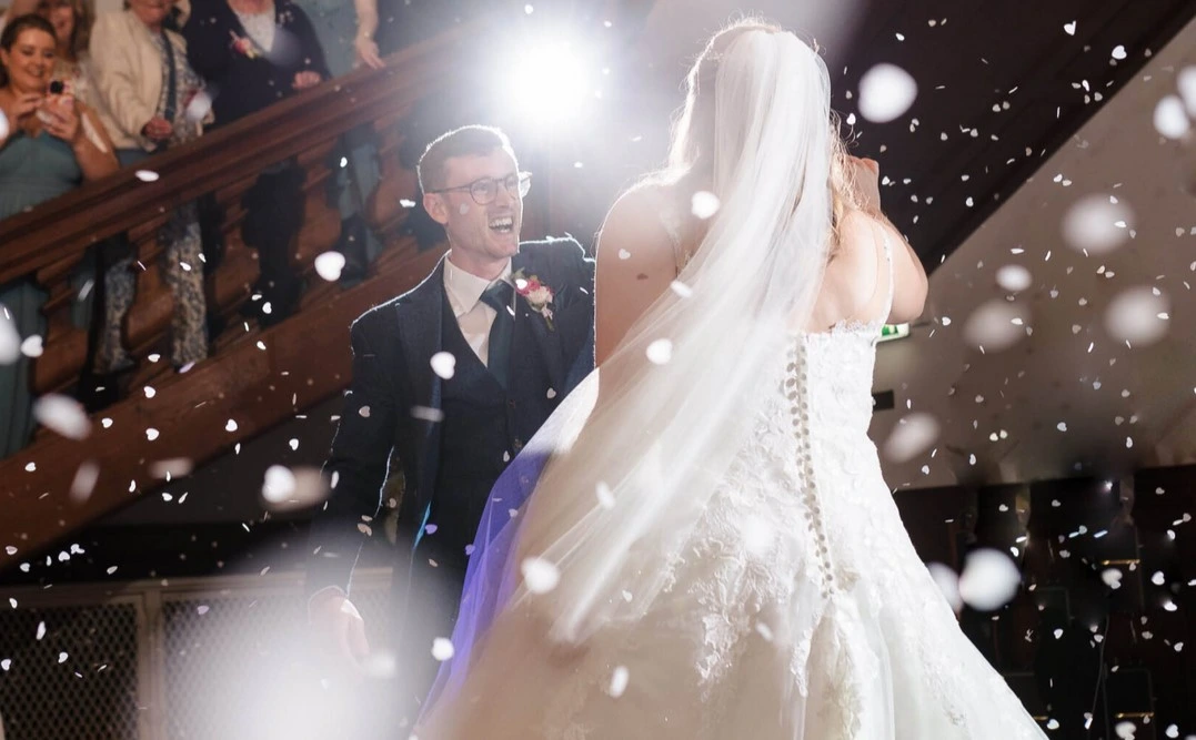 Dj Dany spielt den Brautwalzer auf der Hochzeit in Ettal. Das Brautpaar tanzt dazu