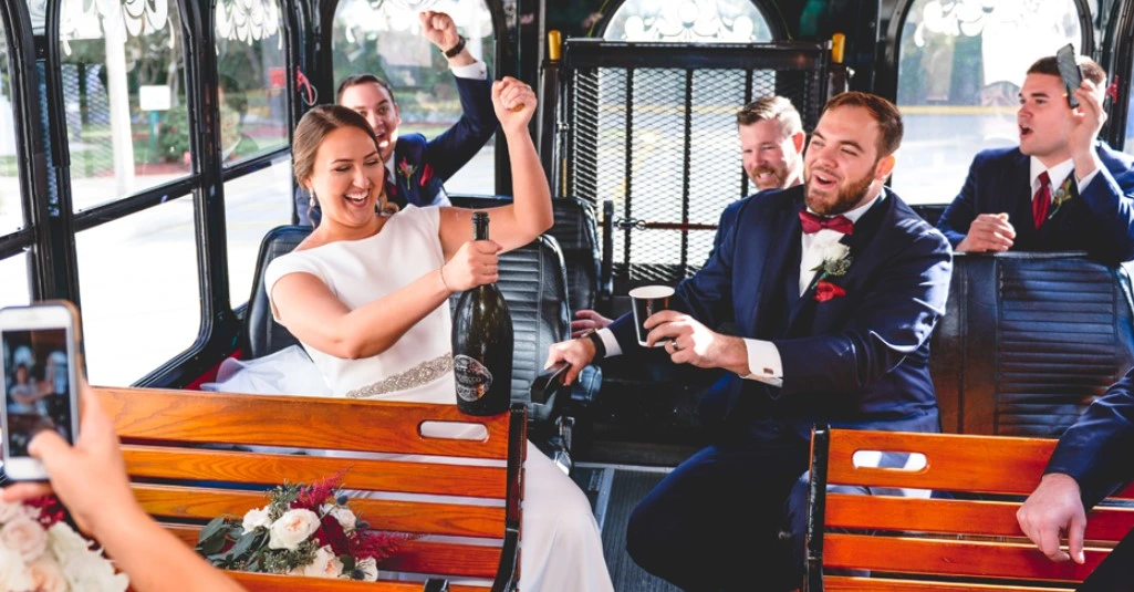 Das Brautpaar reist im Bus zur Hochzeit im Kloster an