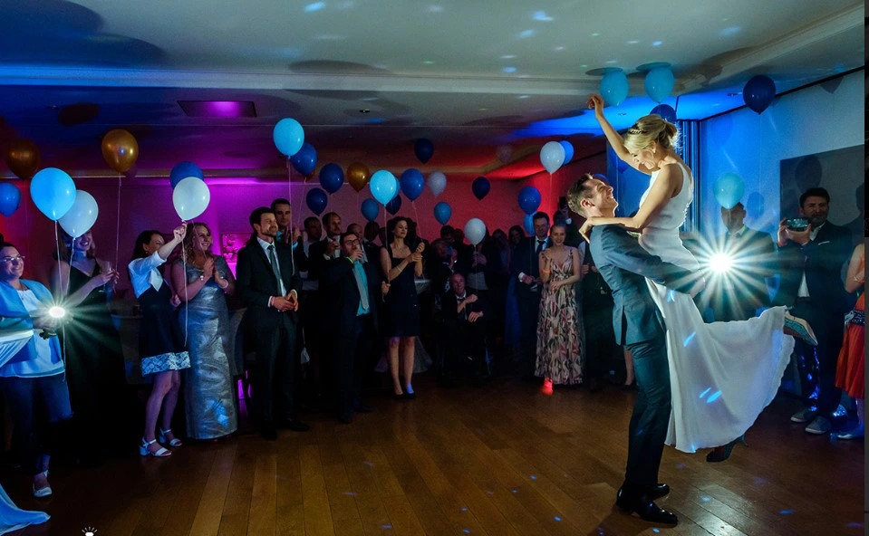 DJ Dany sorgt für eine großartige Atmosphäre beim Brautwalzer auf der Hochzeit im Allgäu