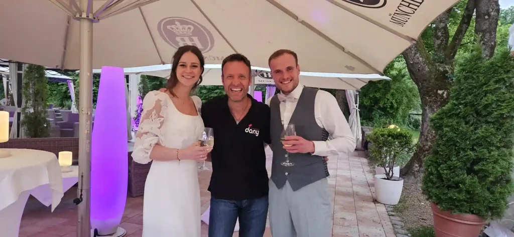 Dj Dany mit dem Brautpaar in München im Aumeister