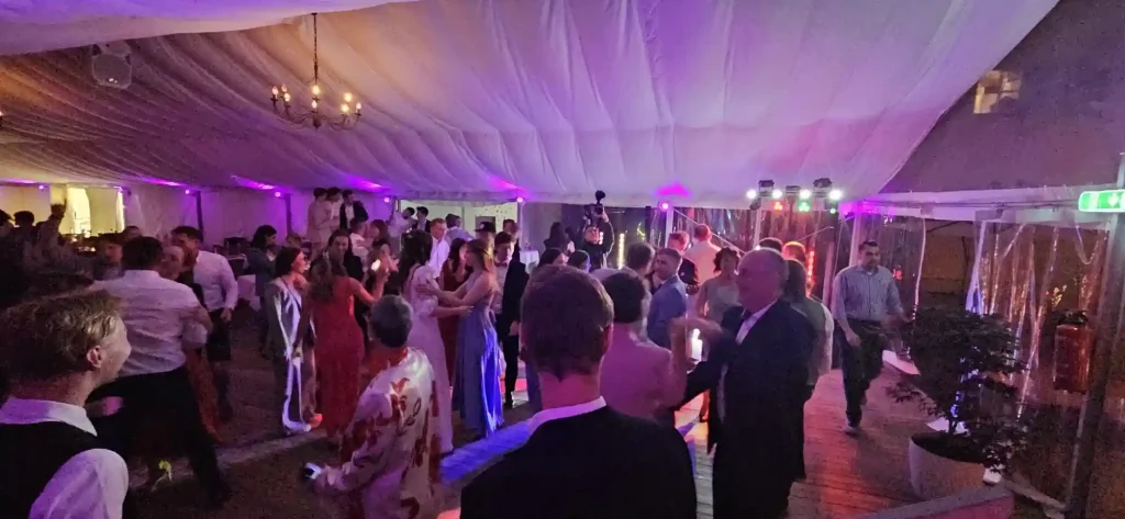 Dj Dany sorgt für eine ausgelassene Party für Jung und Alt auf der Hochzeit im Englischen Garten