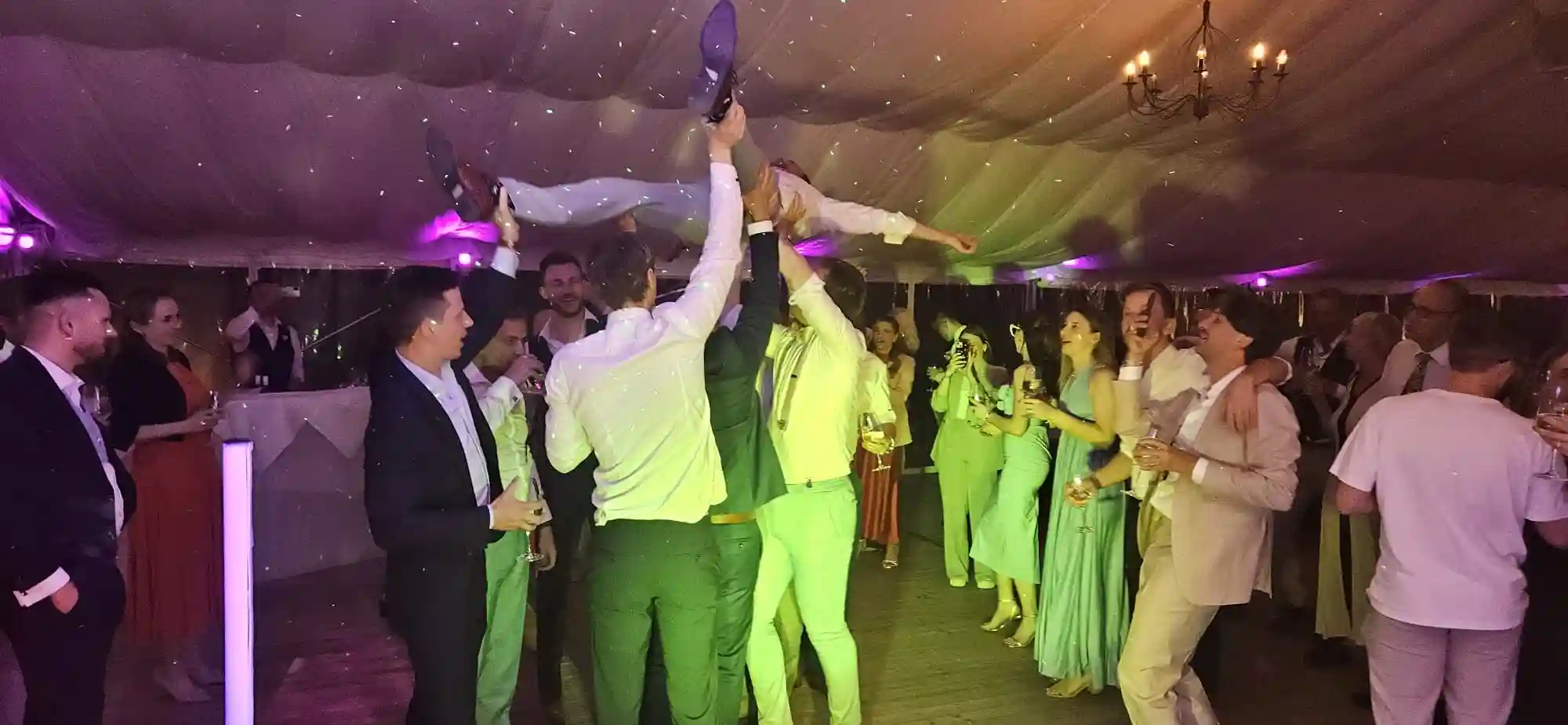 Bräutigam beim Stagediving auf der Hochzeit in München