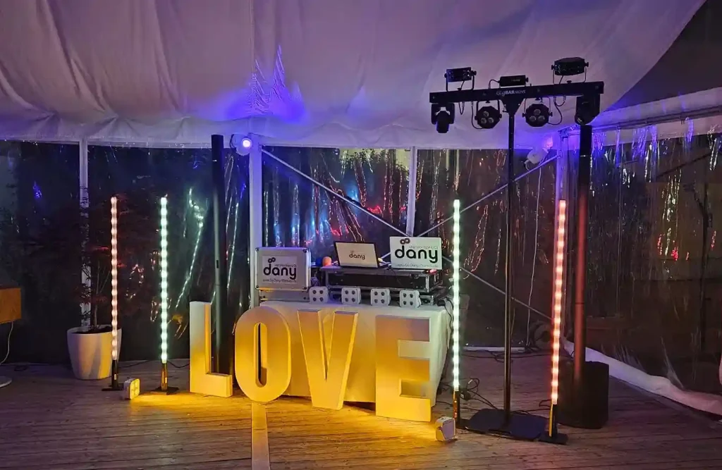 DJ Dany mit moderner Lichttechnik bei einer Hochzeit in Bayern inklusive LOVE Letter