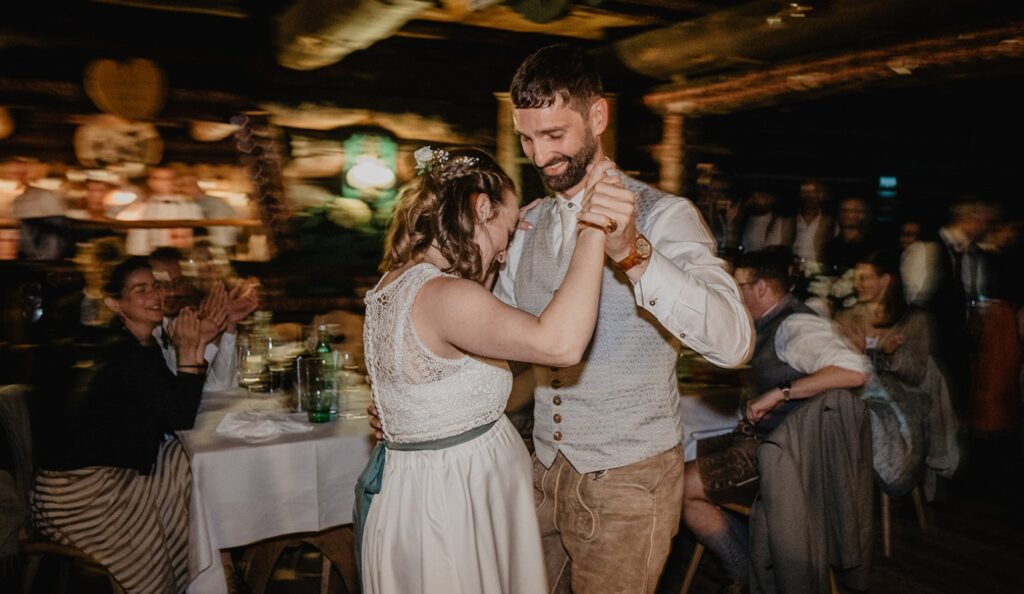 Das Brautpaar auf der Hochzeit tanzt zu den Klängen von Dj Dany den Brautwalzer in Maiers Hofstubn