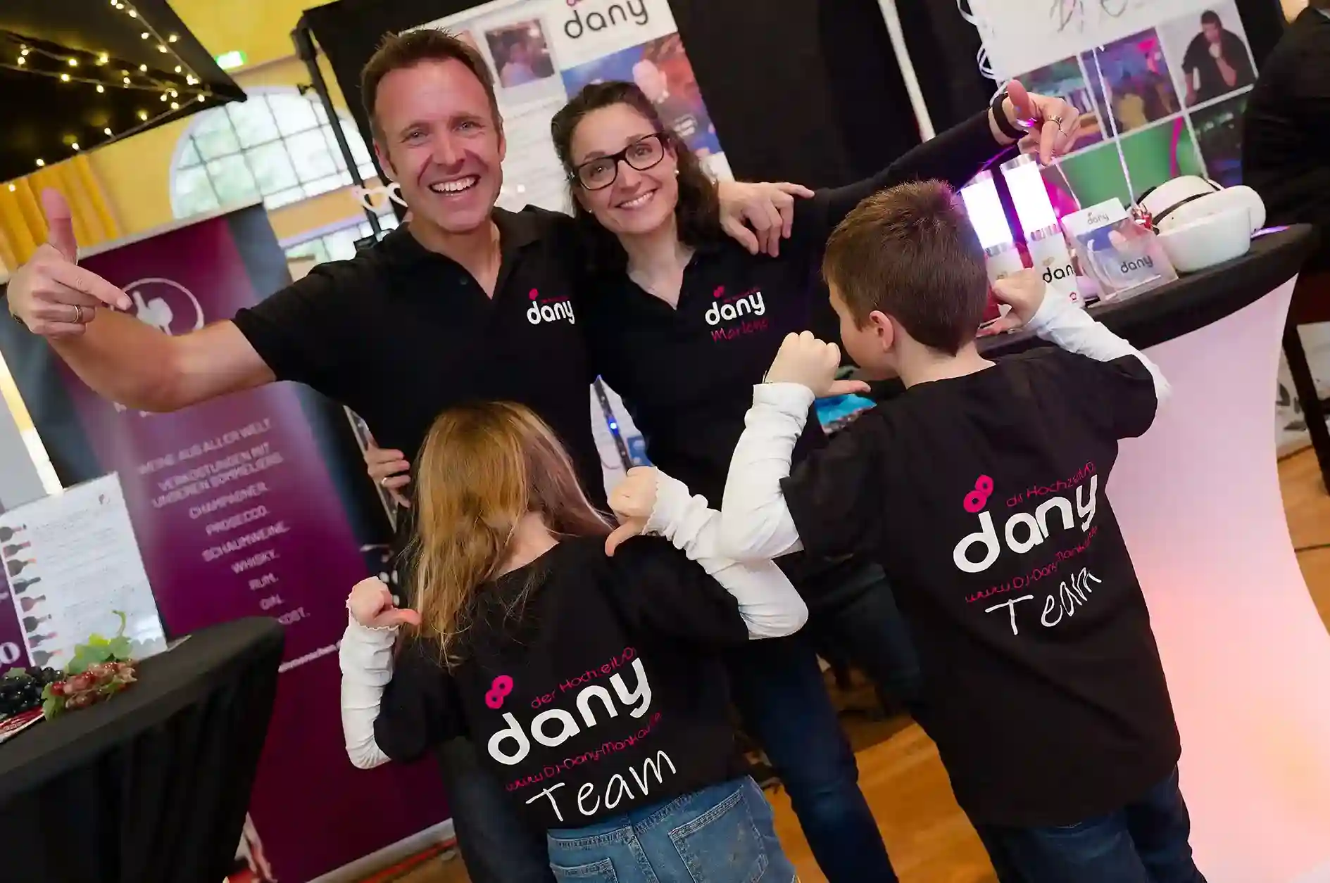 DJ Dany mit seinem Team bei einer Hochzeitsmesse im Kloster Holzen
