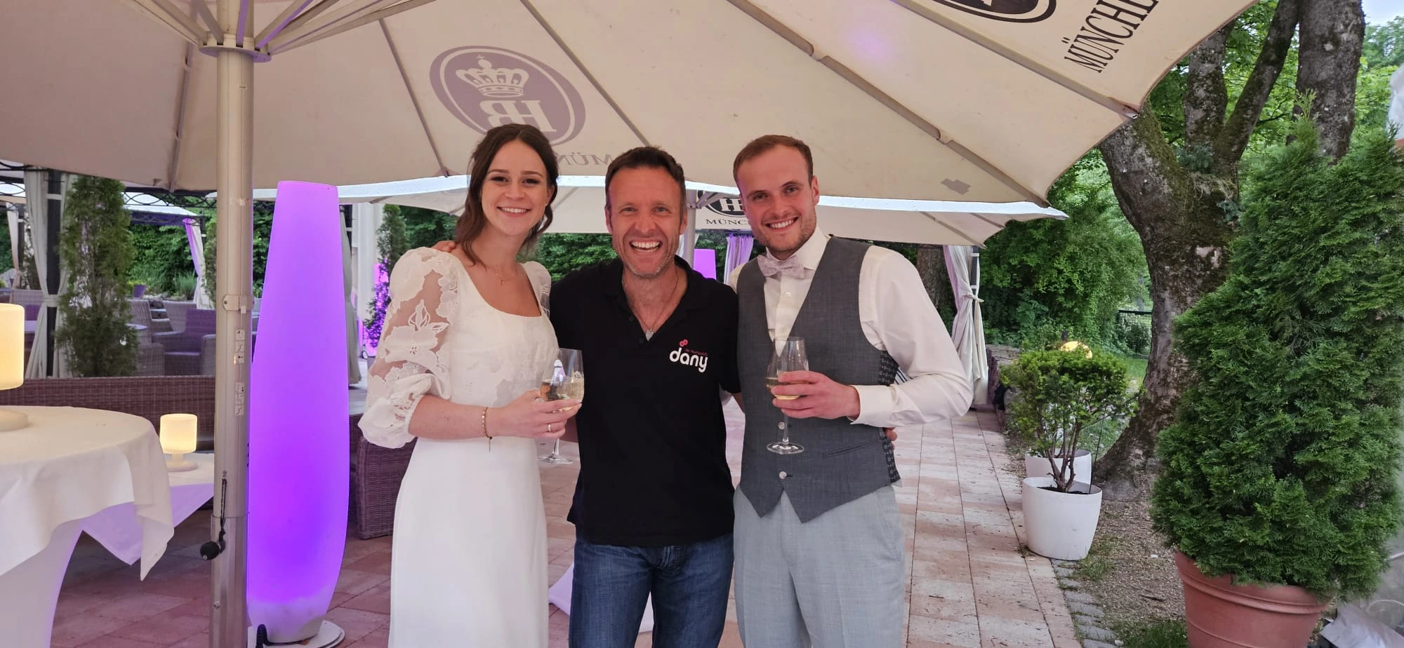 Dj Dany mit dem Brautpaar auf einer Hochzeit Kloster Holzen in Allmannshofen