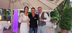 Dj Dany mit dem Brautpaar auf einer Hochzeit auf der Eventalm Tirol