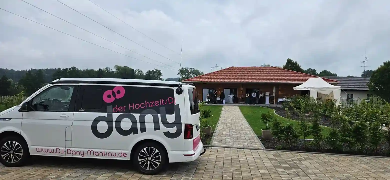 Dj Dany steht vor der Location in Erding für die Hochzeit parat