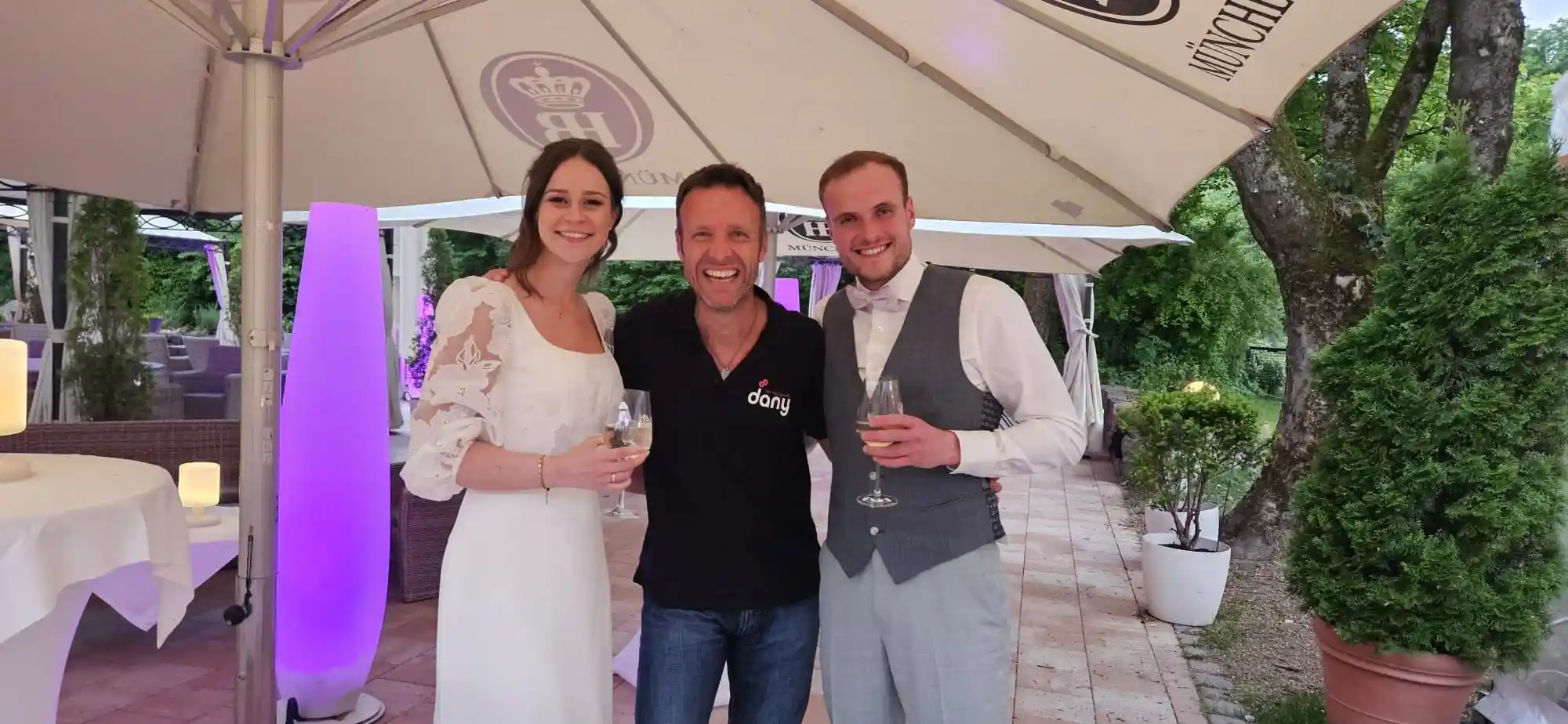 Dj Dany mit dem Brautpaar auf einer Hochzeit im Kulturhof
