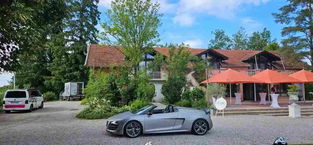 Dj Dany steht vor der Location in Peissenberg für die Hochzeit parat