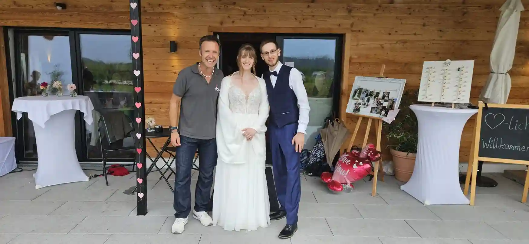 Dj Dany mit dem Brautpaar auf einer Hochzeit im Landhaus Hallnberg in Erding