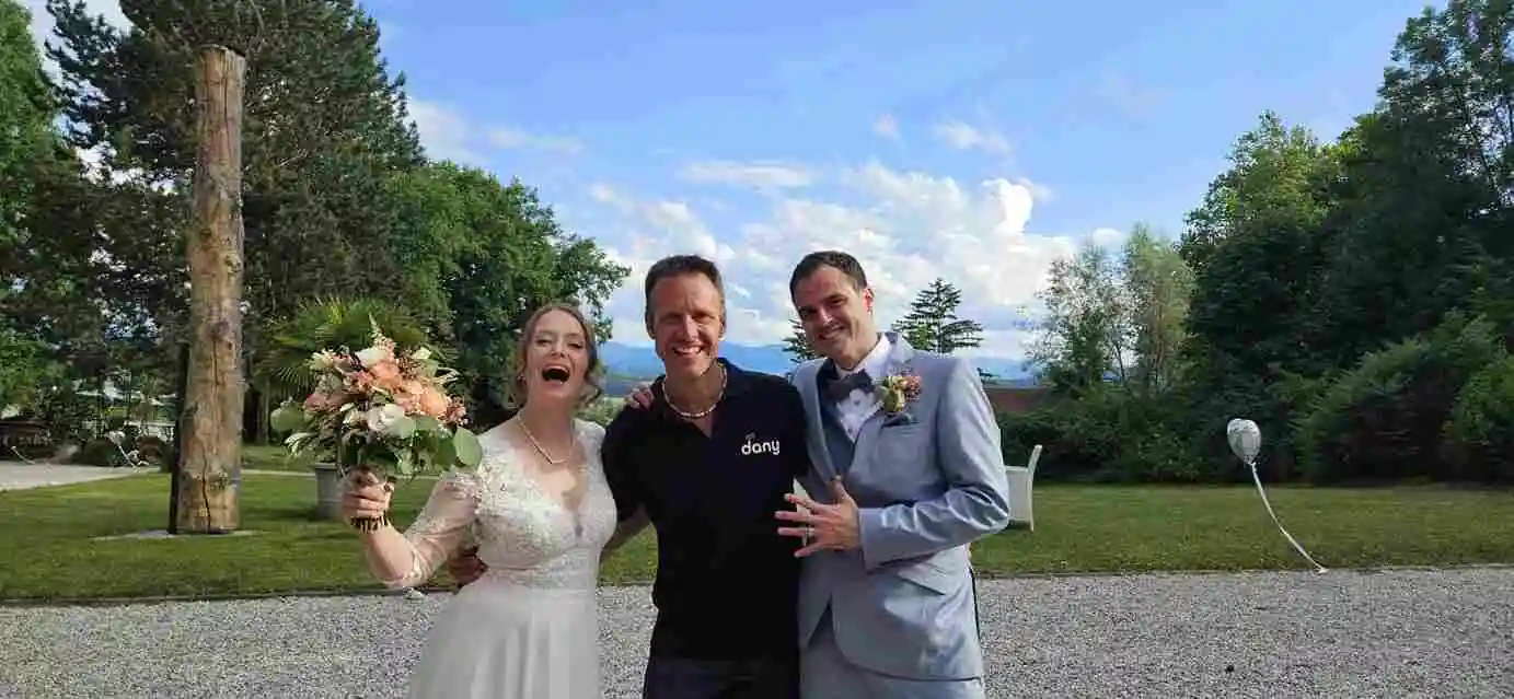 Dj Dany mit dem Brautpaar auf einer Hochzeit auf Schloss Neuburg Kammel