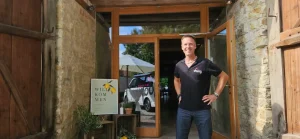 Dj Dany steht vor der Location in Bad Bayersoien für die Hochzeit Schloss Hofstetten parat