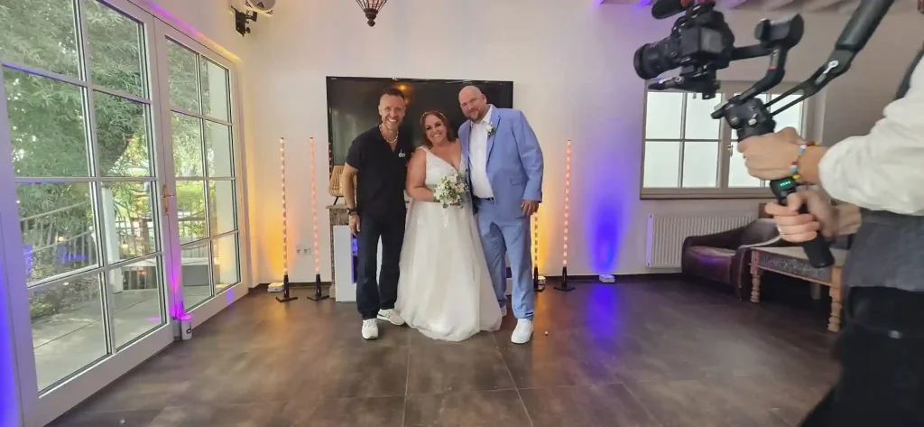 Dj Dany mit dem Brautpaar auf einer Hochzeit im Seewirts Übersee
