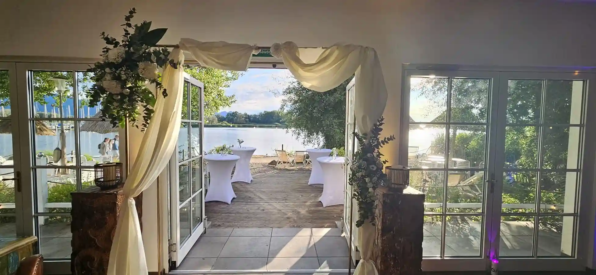 Dj Dany steht vor der Location am Chiemsee für die Hochzeit parat