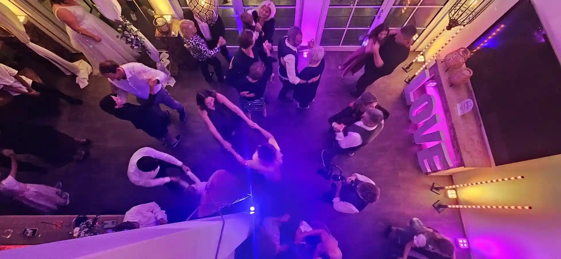 Dj Dany bringt gleich alle Gäste der Hochzeit auf die Tanzfläche im Strandhaus. Das Brautpaar und die Hochzeitsgäste fangen gleich alle an zu tanzen.