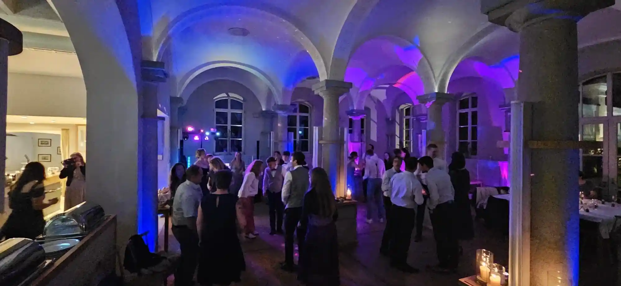 Ausgelassene Stimmung zur Party in Kloster holzen mit HochzeitsDj Dany