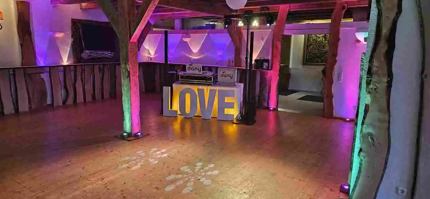 Die Lichttechnik von Dj Dany ist im Gasthaus Landbrecht bei der Hochzeit immer dabei