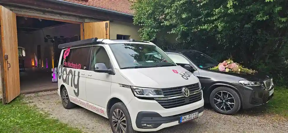 Dj Dany steht vor der Location in Starnberg für die Hochzeit parat