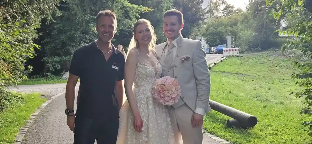 Dj Dany mit dem Brautpaar auf einer Hochzeit im Strandhotel Berg in Starnberg