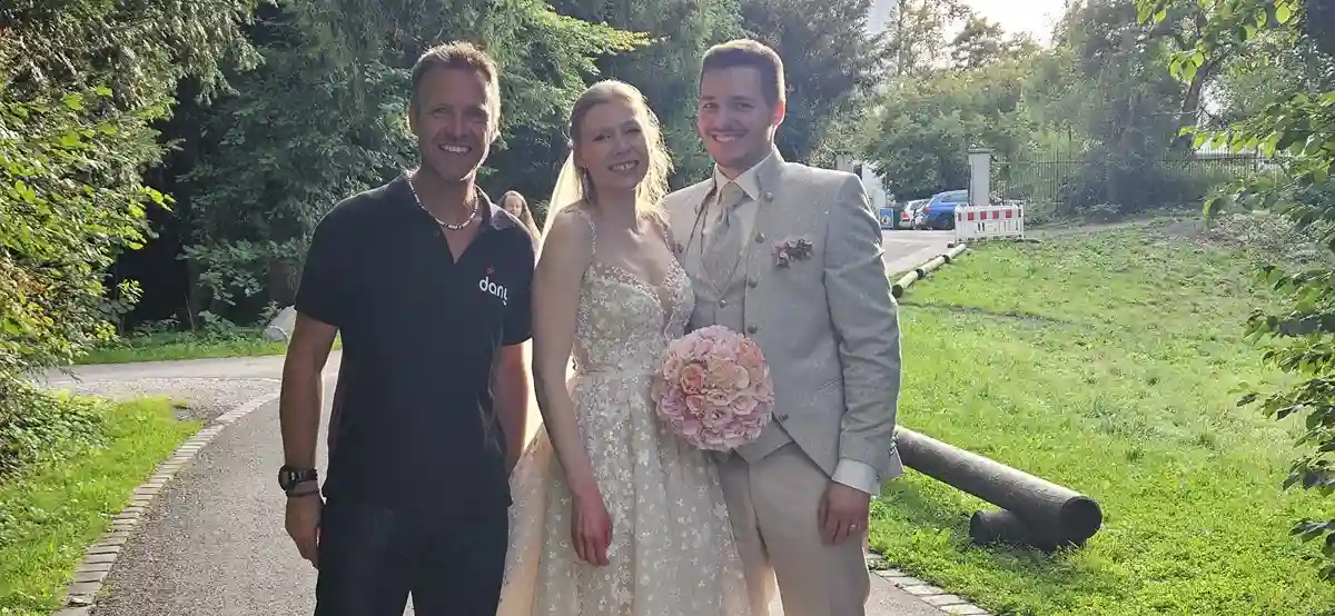 Dj Dany mit dem Brautpaar auf einer Hochzeit im Strandhotel Berg in Starnberg