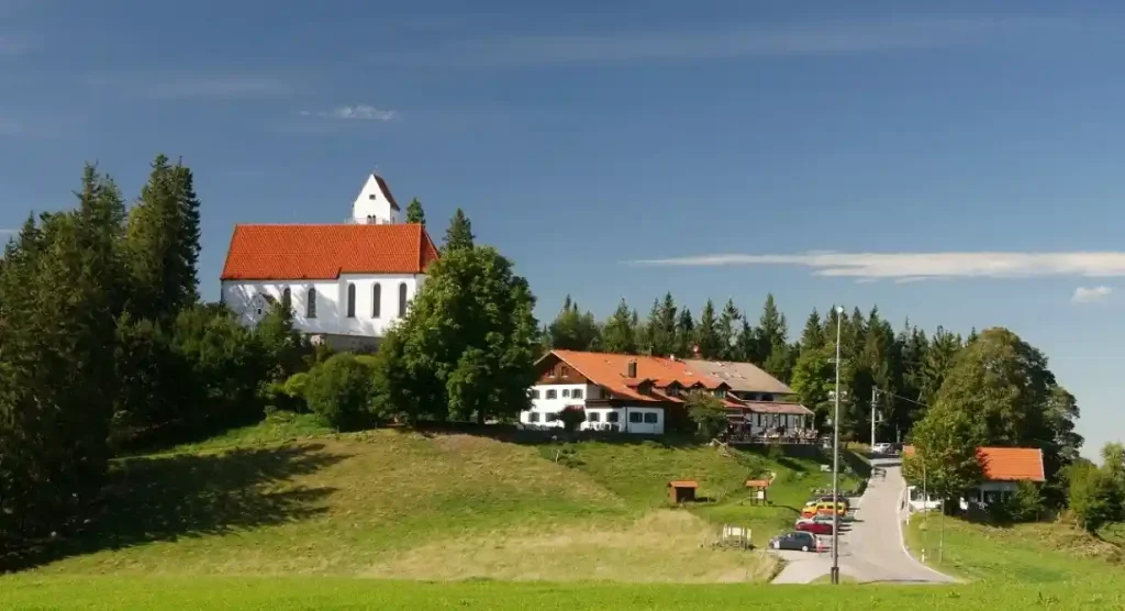 Hoch oben auf dem Auerberg eine Hochzeit im Panorama Gasthof