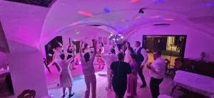 Die Gäste der Hochzeit feiern im Festsaal