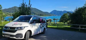 Dj Dany steht vor der Location in Gmund für die Hochzeit parat