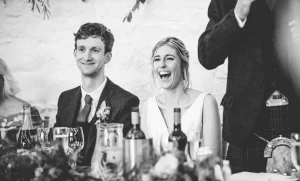 Brautpaar feiert Hochzeit in der Alte Brennerei Pentenried vor beeindruckendem Industriecharme und stilvoller Steinwand