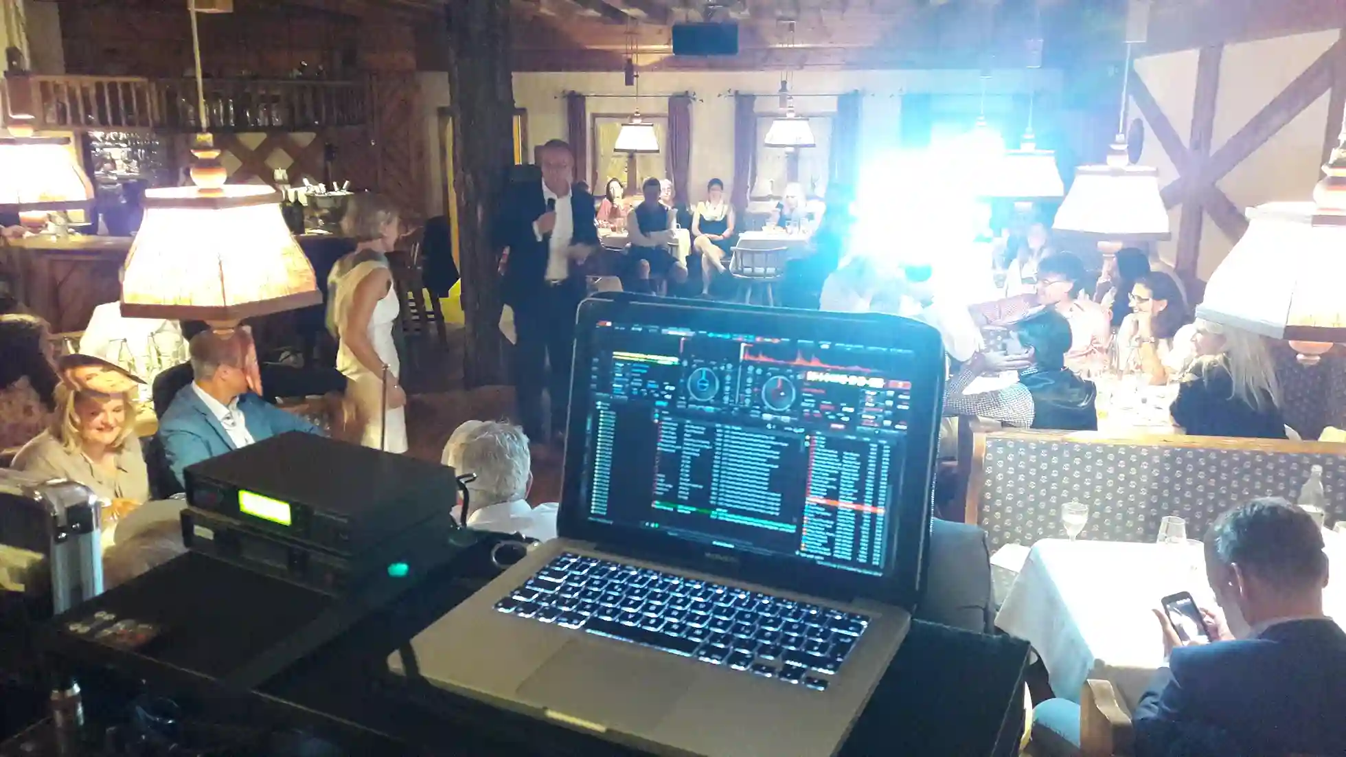 Innenansicht des Dorint Sporthotels Garmisch in alpiner Umgebung mit Holzfassaden, Balkonen und Bergkulisse.