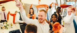 Die Gäste der Hochzeit in der Menterschwaige feiern