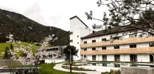 Außenansicht des Veranstaltungsortes Steinberg in Innsbruck mit Bergkulisse