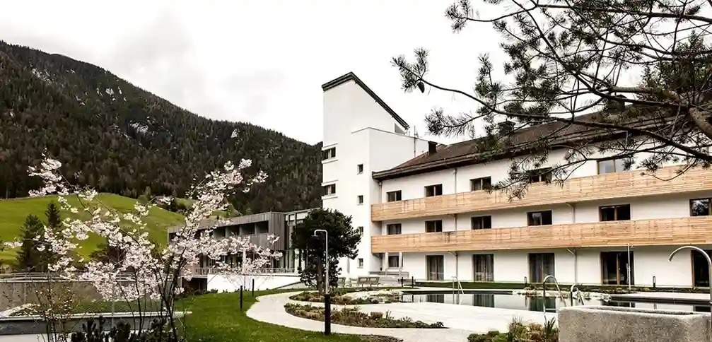Außenansicht des Veranstaltungsortes Steinberg in Innsbruck mit Bergkulisse