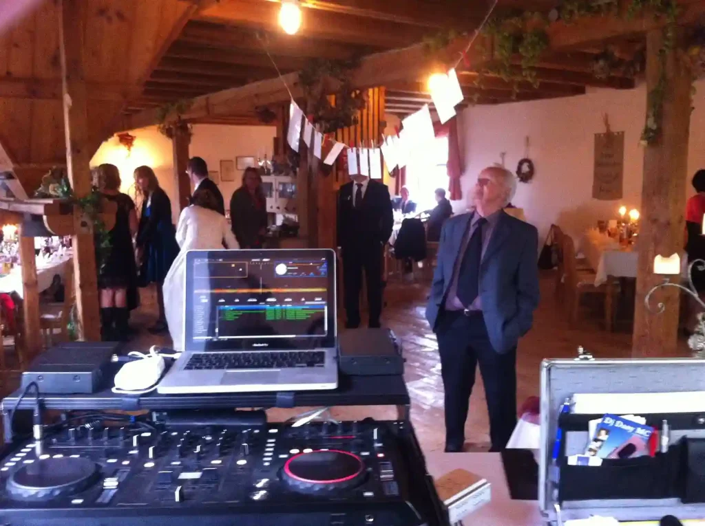 Innenansicht der Mittelstetter Mühle bei Augsburg im rustikalen Stil mit Holzfassaden und für Bo-ho Hochzeit..