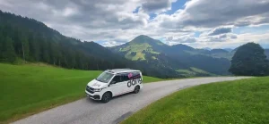 Auf dem Weg zu Hotel Luitpold am See und Blick auf die Allgäuer Alpen bei klarem, sonnigem Himmel.
