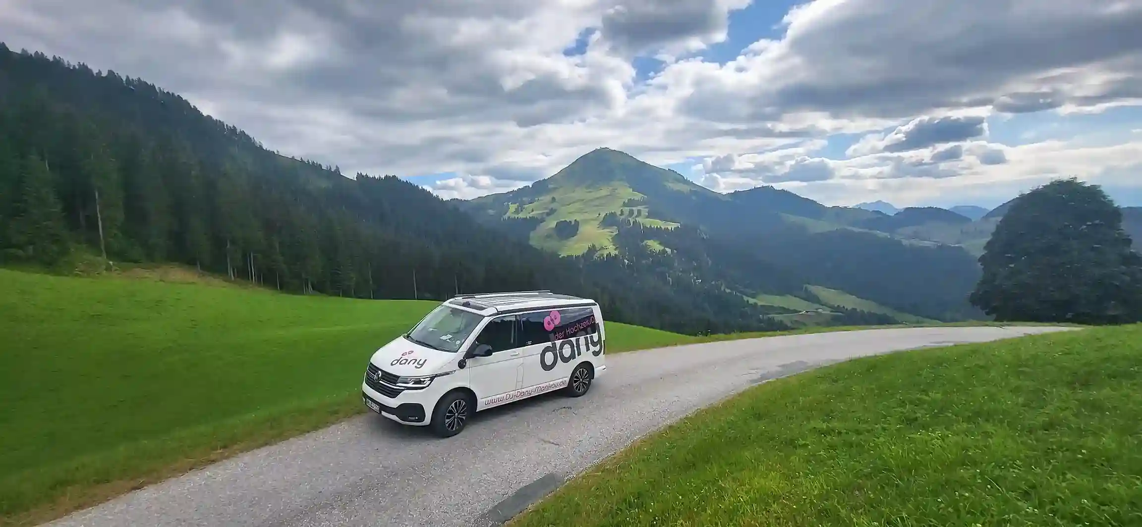 Auf dem Weg zu Hotel Luitpold am See und Blick auf die Allgäuer Alpen bei klarem, sonnigem Himmel.