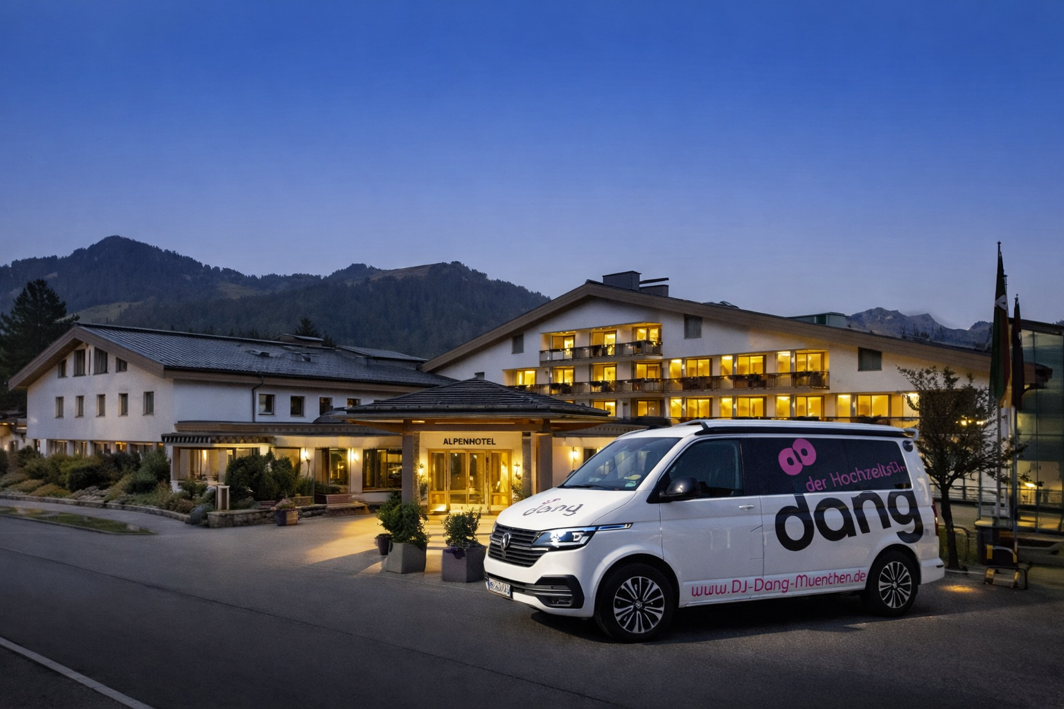 Ein weißer Werbe-Van steht für die Hochzeit vor dem Alpenhotel Arabella am Spitzingsee, daneben mehrere geparkte Autos und die Bergkulisse.