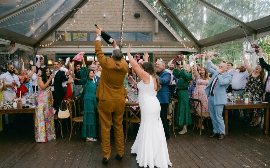 Hochzeitsfeier im Burgrestaurant Gebhardsberg in Bregenz mit Brautpaar und jubelnden Gästen unter Zeltdach